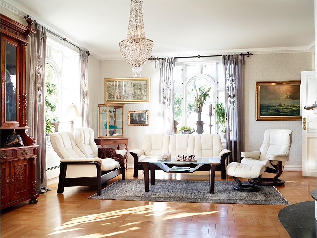 Entdecke das Stressless® Windsor mit sanften Kurven, edlen Holzdetails und ergonomischem Sitzkomfort. Erhältlich als Sessel, 2-Sitzer und 3-Sitzer mit hoher oder niedriger Rückenlehne – perfekt für stilvolles Wohnen und maximale Entspannung.